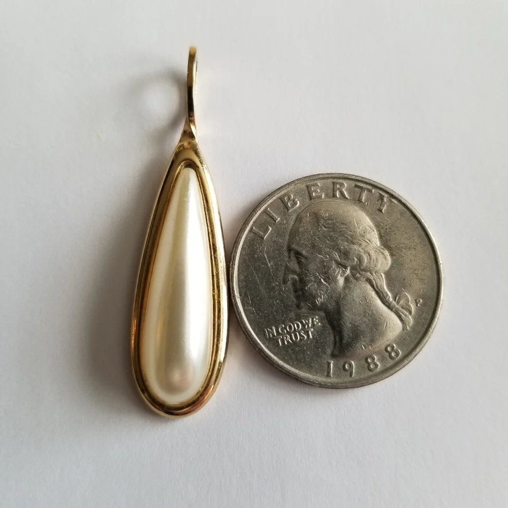 Relisted -Vintage teardrop pendant faux pearl gold tone metal - Picture 5 of 9